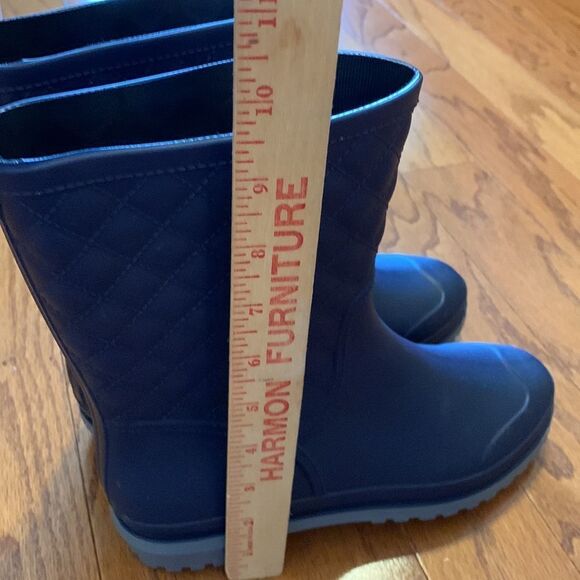 Size 8.5 navy blue rubber boots.  NWOT - Picture 9 of 9